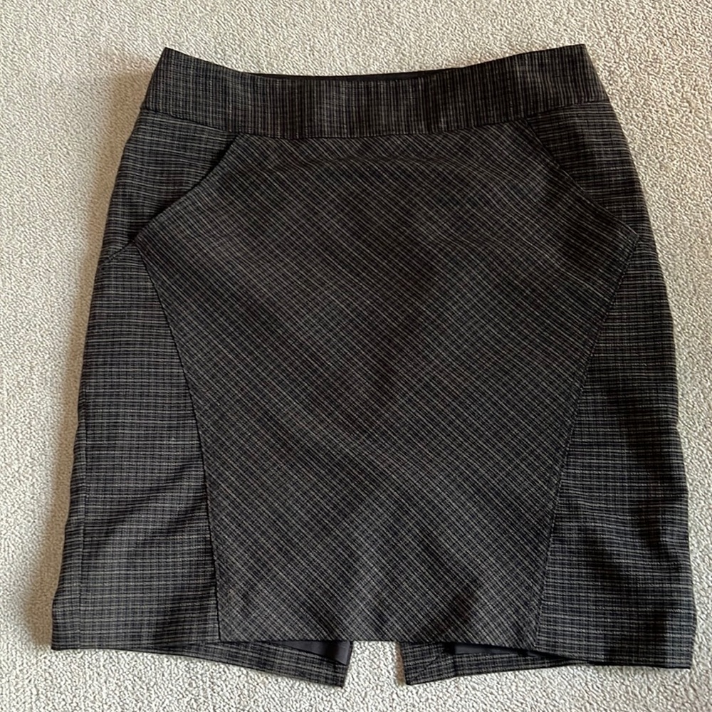Banana Republic knee length pencil skirt, size 6